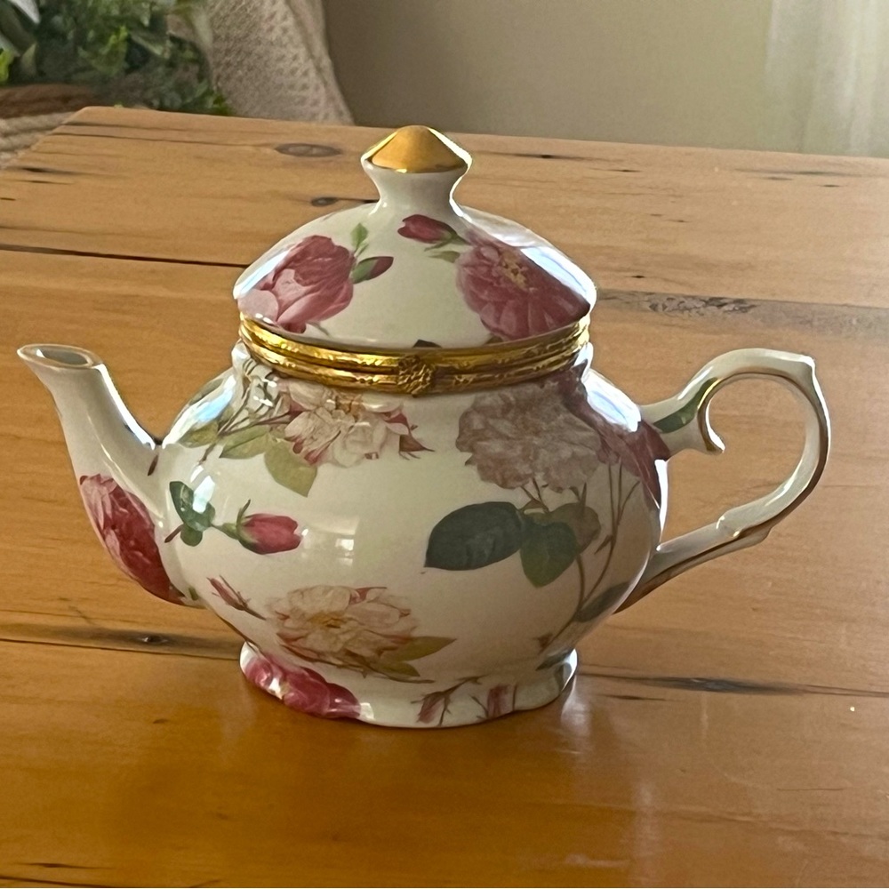 Beautiful La Dolce Vita Redoubt Rose Collection China Teapot/Trinket Box, EC